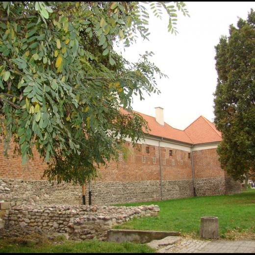 Fot  7a. Fragmenty średniowiecznych murów miejskich z reliktami Bramy Krakowskiej w Radomiu